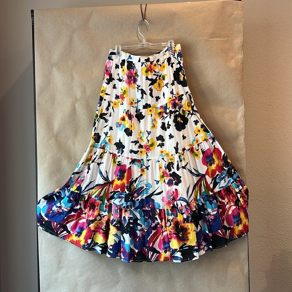 NEW DIRECTION  boho tiered ruffled floral maxi skirt size M.  CT6
